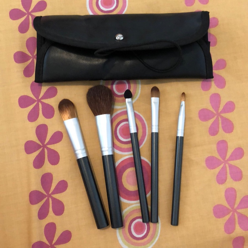 5 piece Makeup Brush set with Travel case